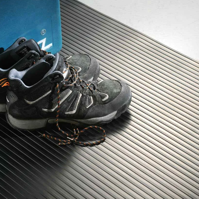 Tapete de borracha com nervuras largas